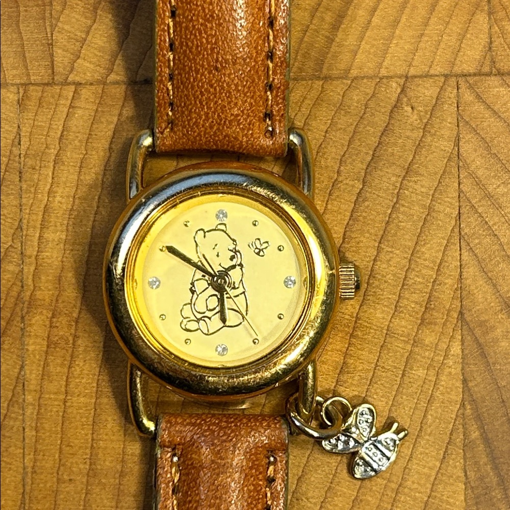Disney MC0230 watch Winnie the pooh with small bee charm